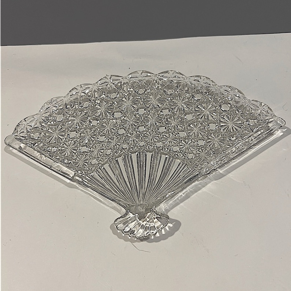 Daisy and button pattern vintage fan dish